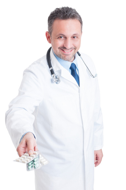 Médecin ou médecin donnant et offrant des plaquettes thermoformées de pilules
 - Photo, image