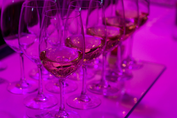 Verres à vin sur une table - Photo, image