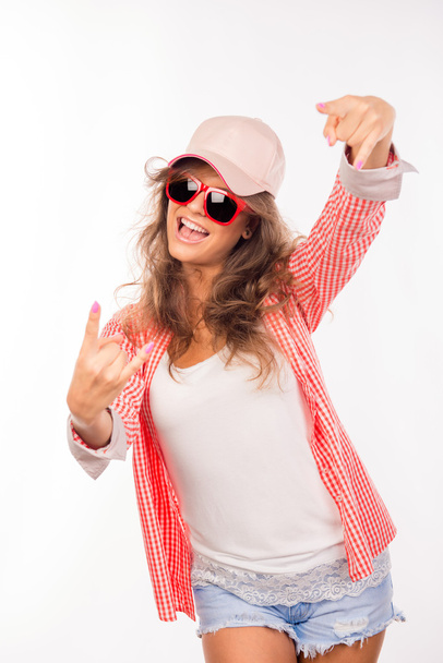 glückliche junge Frau mit Brille und Hut - Foto, Bild