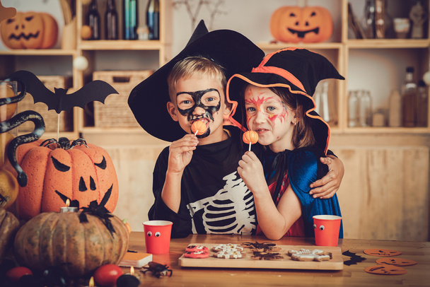 Хлопчик і дівчинка на Halloween party - Фото, зображення