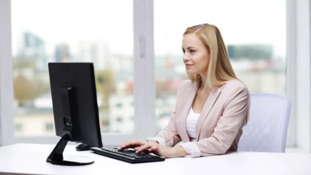 jonge zakenvrouw met computer te typen op kantoor - Video
