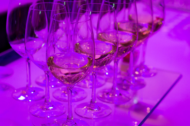 Bicchieri di vino su un tavolo - Foto, immagini