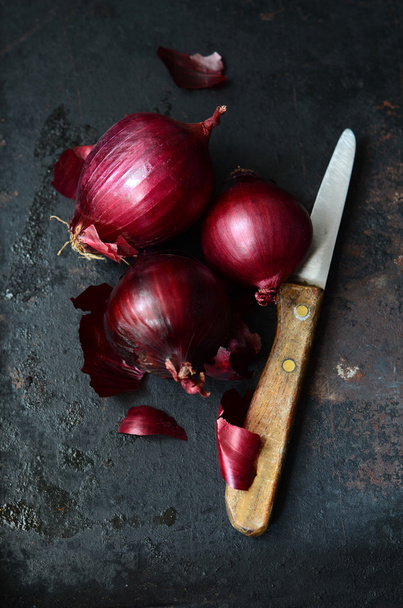 Cebollas rojas frescas
 - Foto, Imagen