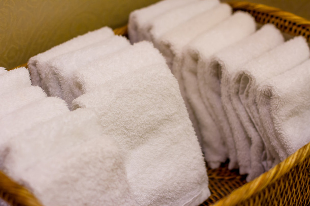bandeja de toallas blancas plegadas
 - Foto, imagen