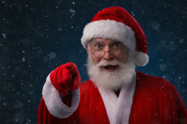 Verrast Santa wijzend op u - Foto, afbeelding