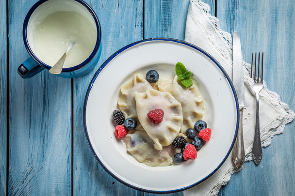 Tasty dumplings with fruits and cream - Photo, image