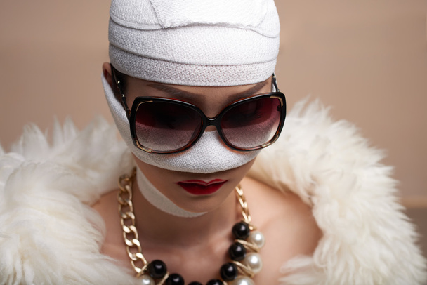 Femme glamour en bandage de visage
 - Photo, image