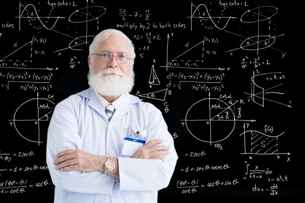 Ανώτερος επιστήμονας που στέκεται στο μαυροπίνακα - Φωτογραφία, εικόνα