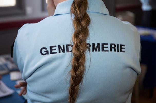Γυναίκα φοράει πουκάμισο αστυνομία για γαλλική αστυνομία - Φωτογραφία, εικόνα