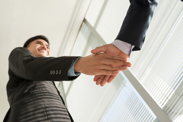 бизнесмены пожимают руку
 - Фото, изображение