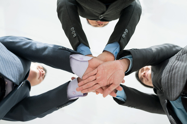 Бізнес-група спираючись своїми руками
 - Фото, зображення