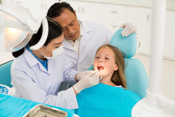 Écolière ayant un examen professionnel des dents
 - Photo, image