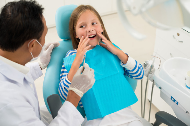 Meisje is bang voor tandheelkundige behandeling - Foto, afbeelding