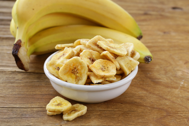 chips di banana, frutta secca su un tavolo di legno
 - Foto, immagini