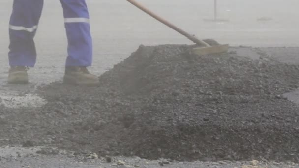 Construction workers leveling fresh asphalt pavement - Imágenes, Vídeo