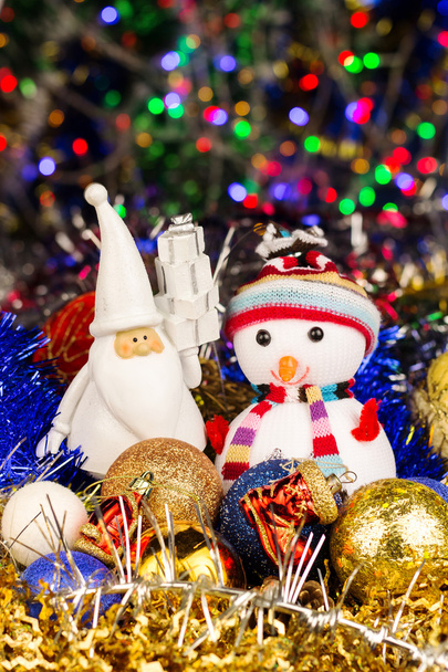 Різдвяні прикраси сніговика, Санта, кулі, мішури на фоні розмиті вогні - Фото, зображення