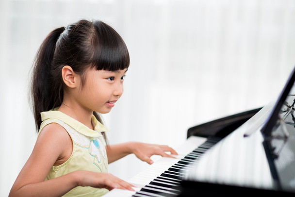 Menina vietnamita tocando piano
 - Foto, Imagem
