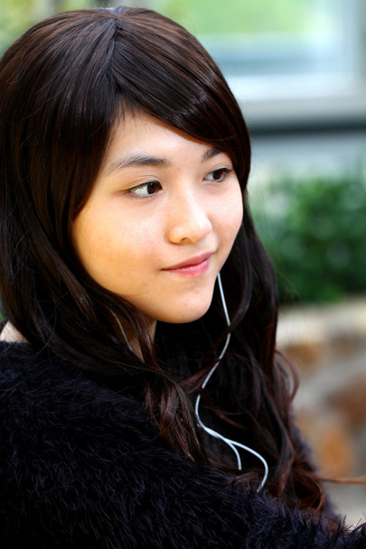 Mulher asiática ouvir música
 - Foto, Imagem