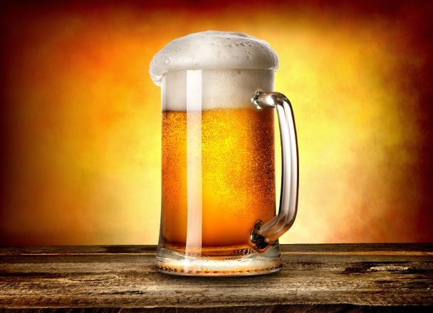 Cerveza sobre fondo amarillo
 - Foto, Imagen