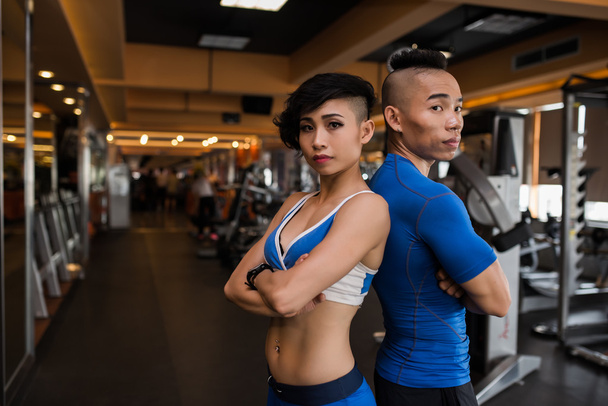 Ázsiai fiatal sportos férfi és nő - Fotó, kép