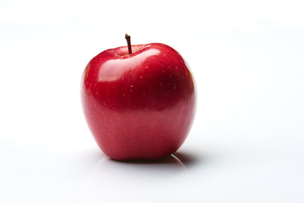 Red apple on white - Фото, зображення