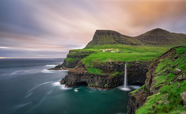Aldeia Gasadalur e sua cachoeira, Ilhas Faroé, Dinamarca
 - Foto, Imagem