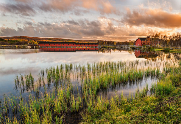 ノルウェーの Narsjoen 湖で夕焼けに木製橋 - 写真・画像