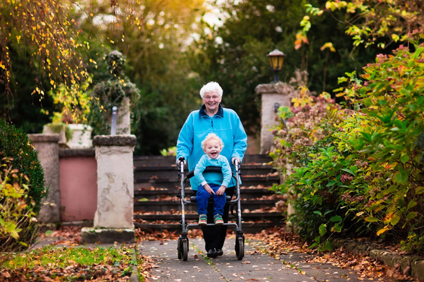 Vanhempi nainen kävelijä nauttia perheen vierailu
 - Valokuva, kuva