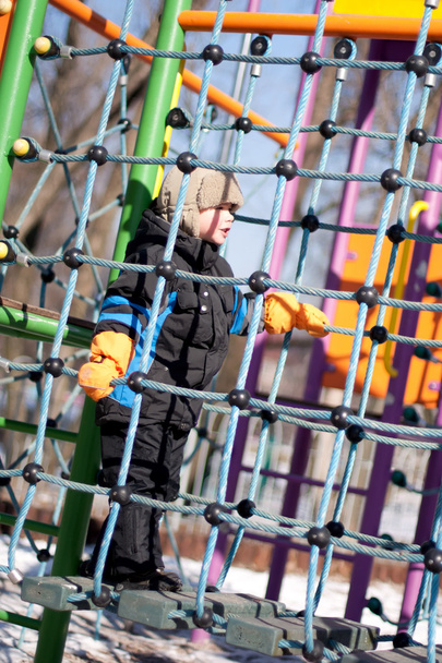 Junge spielt auf Winterspielplatz - Foto, Bild