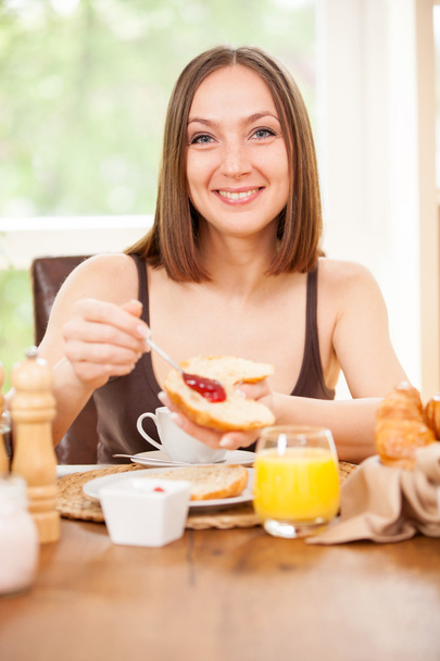 woman having Breakfast at home - Foto, imagen