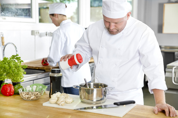 Δύο επαγγελματίες σεφ, προετοιμασία φαγητού στην μεγάλη κουζίνα - Φωτογραφία, εικόνα