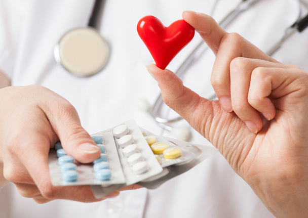 Doktor tablety a červené srdce - Fotografie, Obrázek