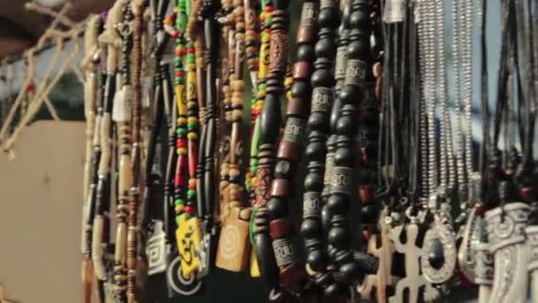 színes hagyományos etnikai ékszer értékesített - Felvétel, videó
