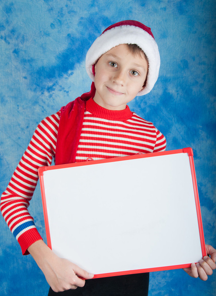 Young boy in red Santa hat holding white board - Foto, Imagem