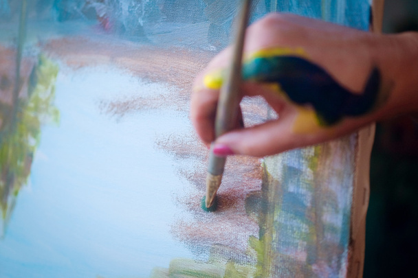 Artist's hand with the brushes - Foto, imagen