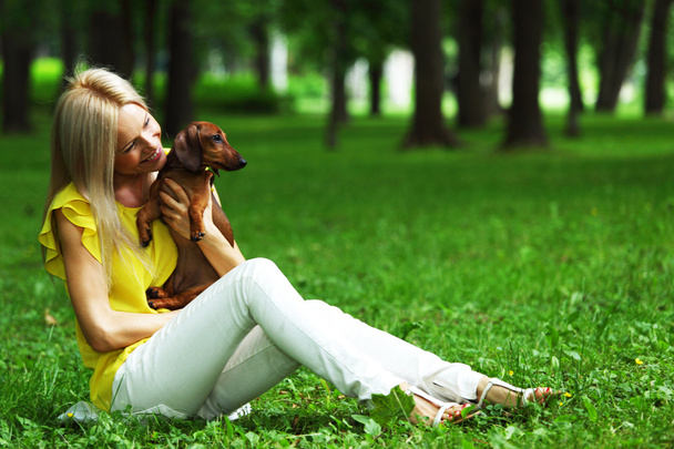 Woman dachshund in her arms - Fotografie, Obrázek