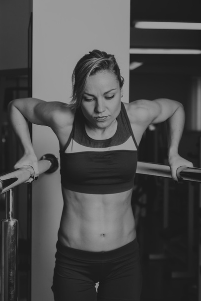 Beautiful girl takes exercises in the gym - Valokuva, kuva