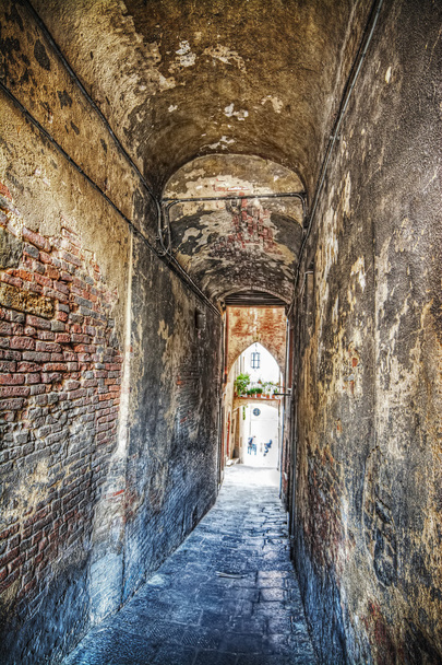 wąski tunel w Sienie w Hdr - Zdjęcie, obraz