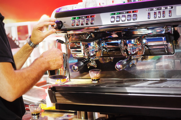 Espresso bar. Barmen sıcak süt ve espresso bar müşterileri için hazırlar. - Fotoğraf, Görsel