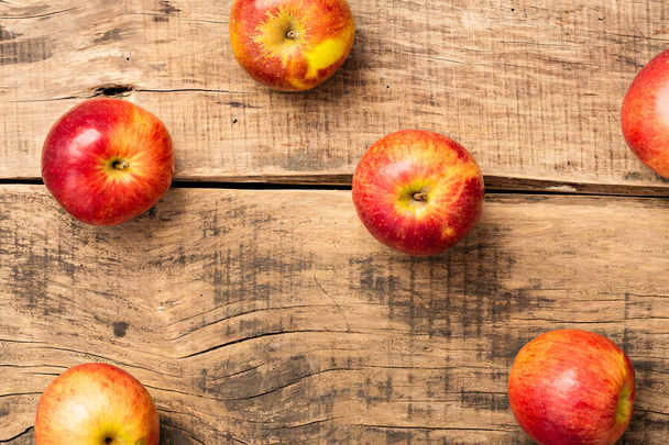 Красные яблоки с деревянным фоном
 - Фото, изображение