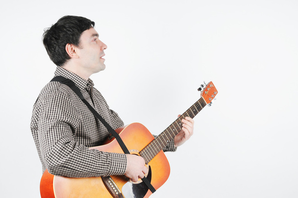 um homem com uma guitarra - Foto, Imagem