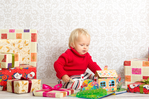 Noel hediyeleri arasında kız bebek - Fotoğraf, Görsel