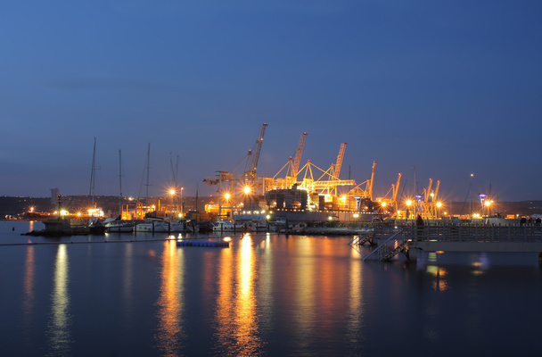 Βιομηχανικό λιμάνι του Koper στη Σλοβενία τη νύχτα  - Φωτογραφία, εικόνα