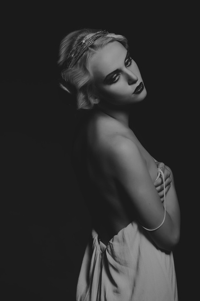 Krásná blondýna v historických krojích na tmavém pozadí - Fotografie, Obrázek