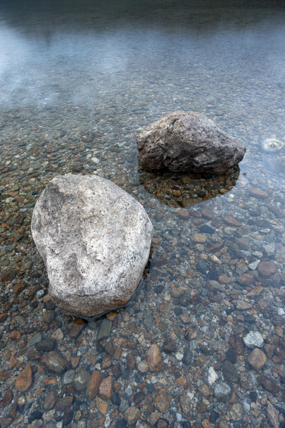 Primer plano de las rocas en aguas poco profundas
. - Foto, imagen