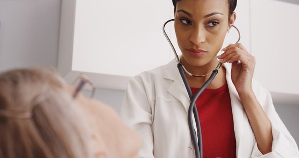 Красивая женщина-врач слушает стетоскопом
 - Фото, изображение