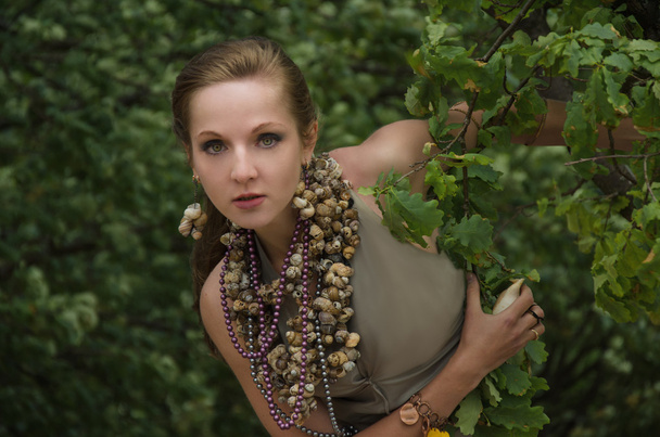 mladá žena v lese - Fotografie, Obrázek