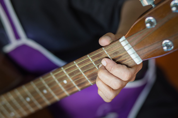 ujjaid akusztikus gitáron játszik - Fotó, kép