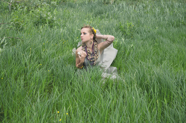 chica, hierba y viento
 - Foto, Imagen