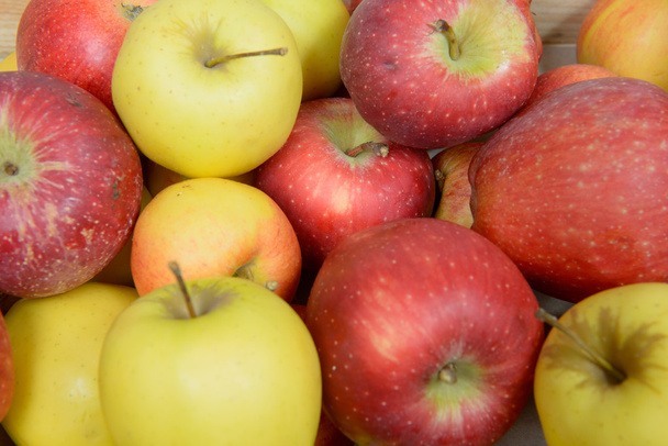 detail červených a žlutých jablek - Fotografie, Obrázek
